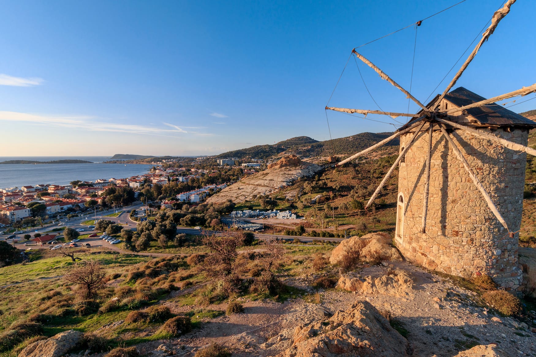Windmühle im türkischen Fischerdorf Foca