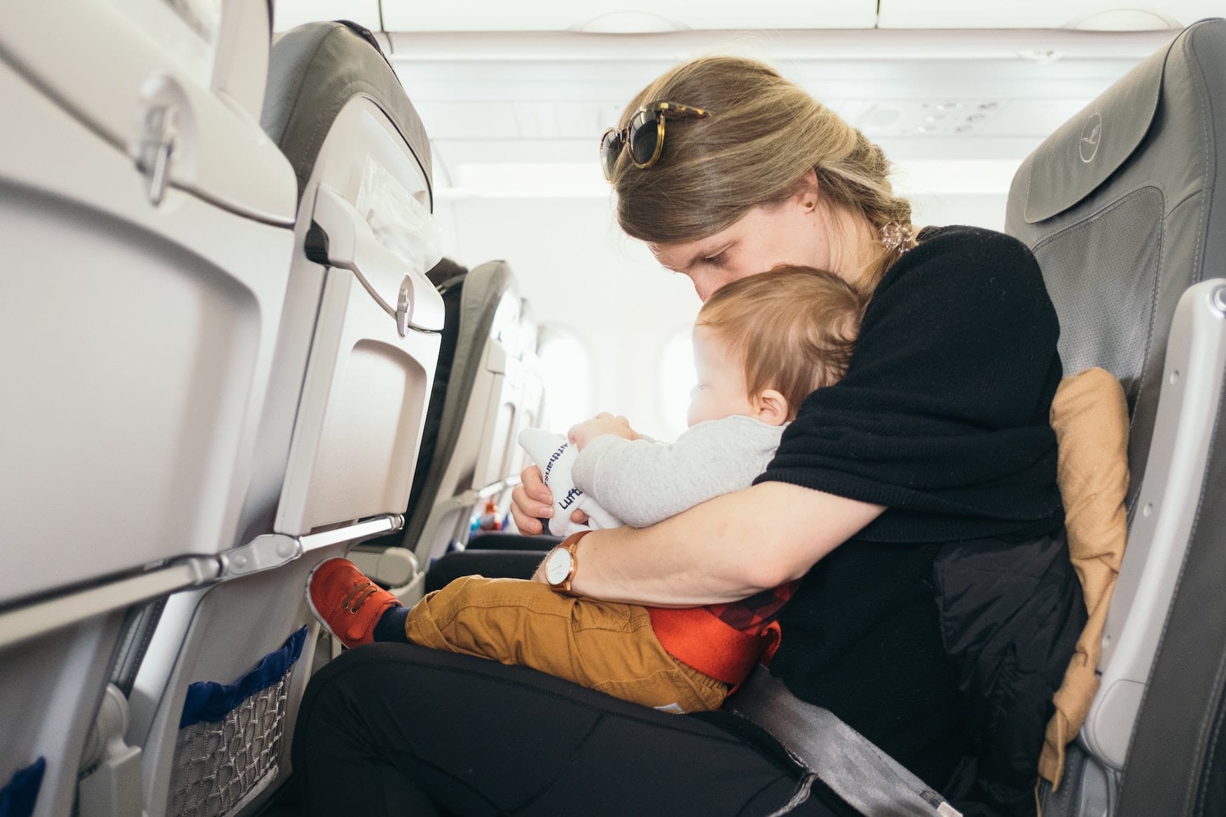 Kind auf dem Schoß im Flugzeug
