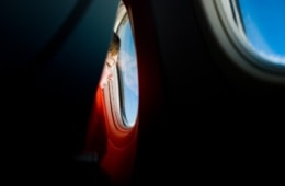 Kind am Fenster im Flugzeug