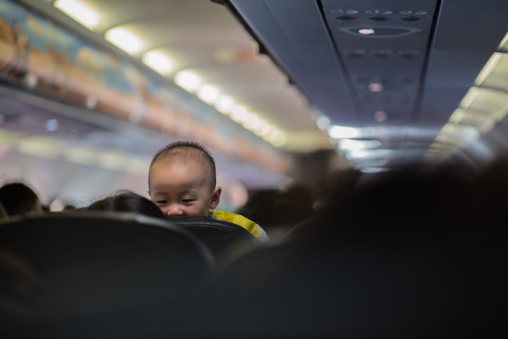 Kleinkind auf Flugzeugsitz