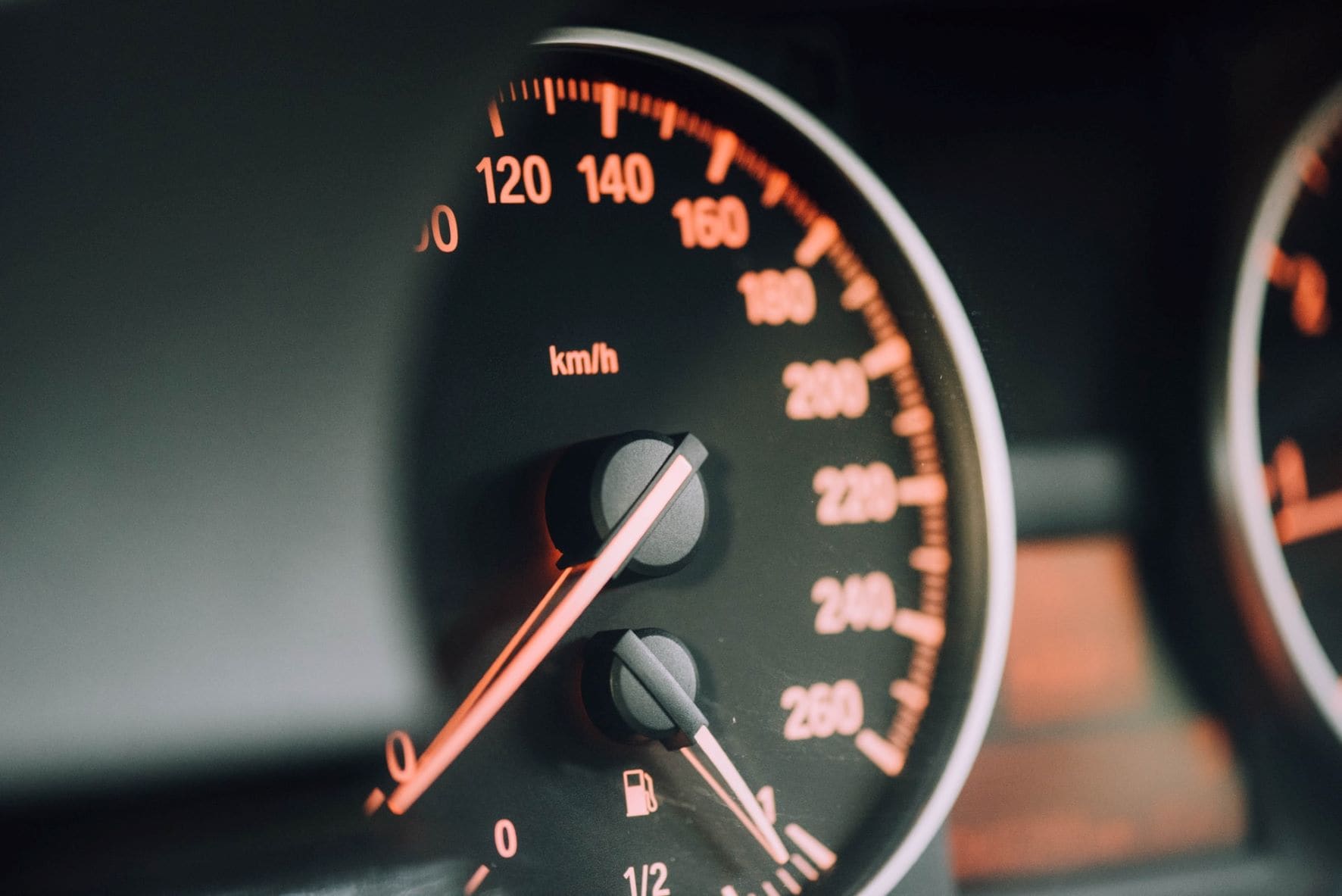 Nahaufnahme der Geschwindigkeitsanzeige im Auto 
