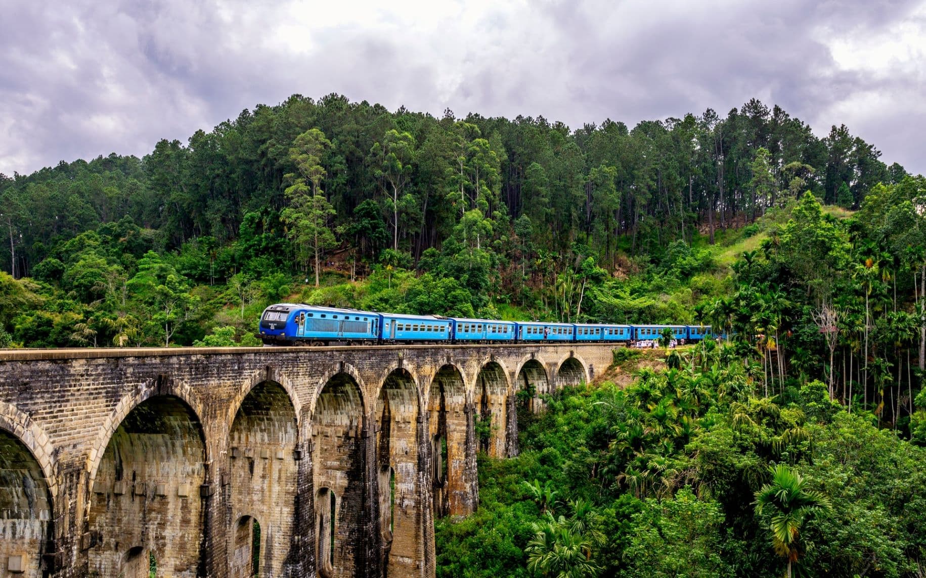 Zug in Sri Lanka fährt über Brücke 