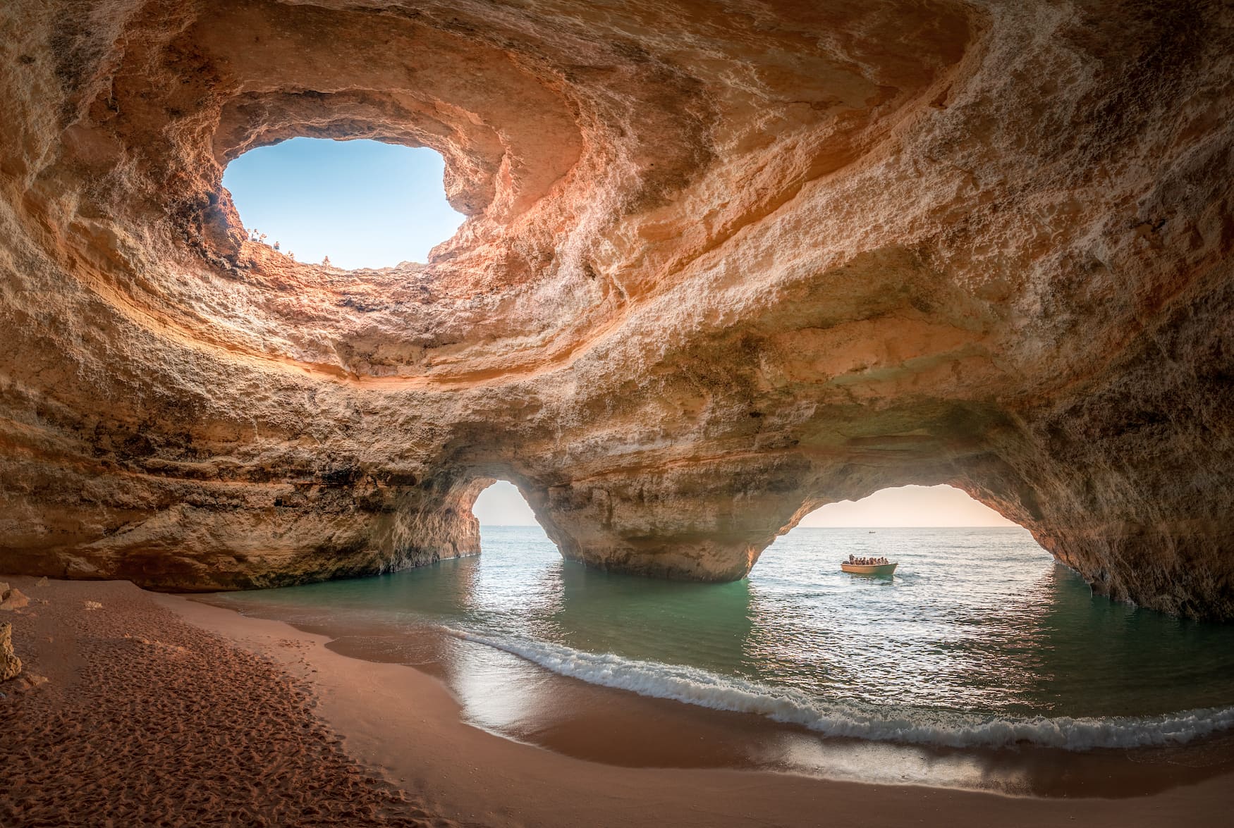 Kleines Boot fährt in die Benagil-Höhle an der Algarve