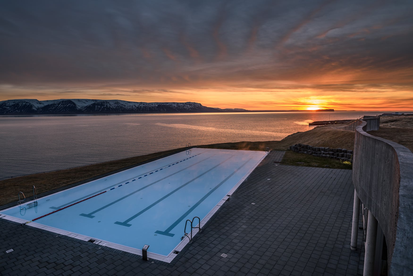 Schwimmbad in Hofsós bei Sonnenuntergang