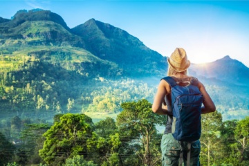 Touristen blickt auf Landschaft in Sri Lanka