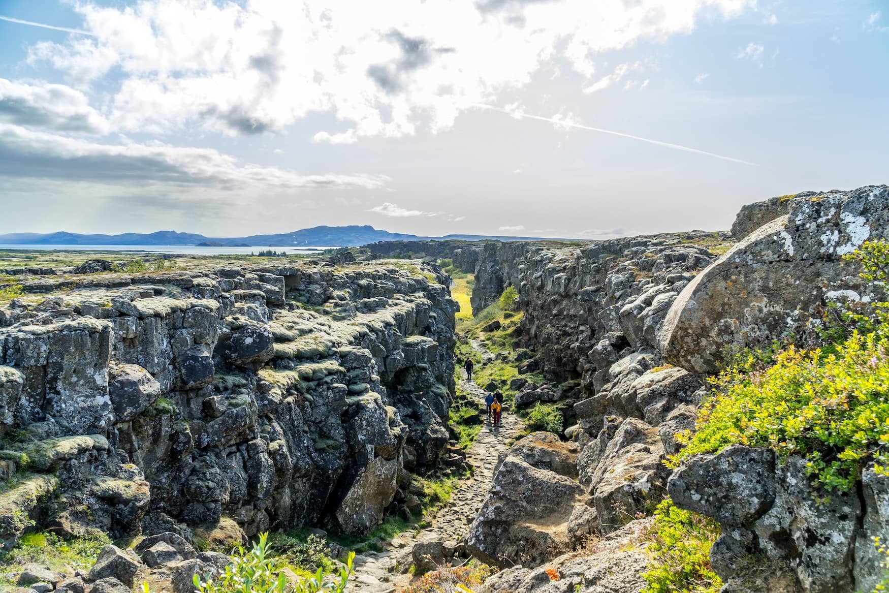 Wanderer im Thingvellir Nationalpark in Island