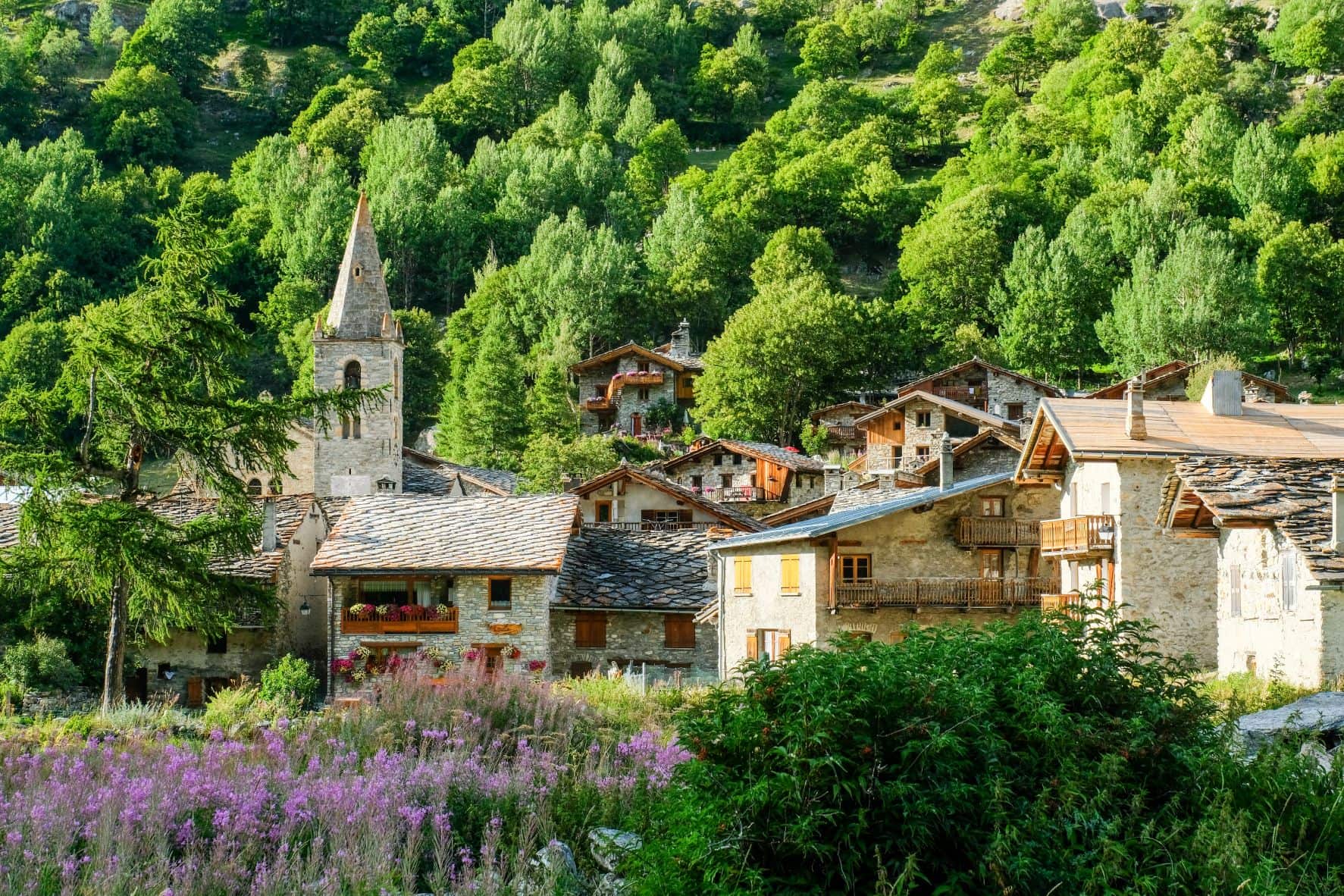 Dorf Bonneval Sur Lac in den französischen Alpen 