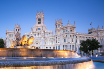 Der Cibeles-Brunnen in Madrid beleuchtet