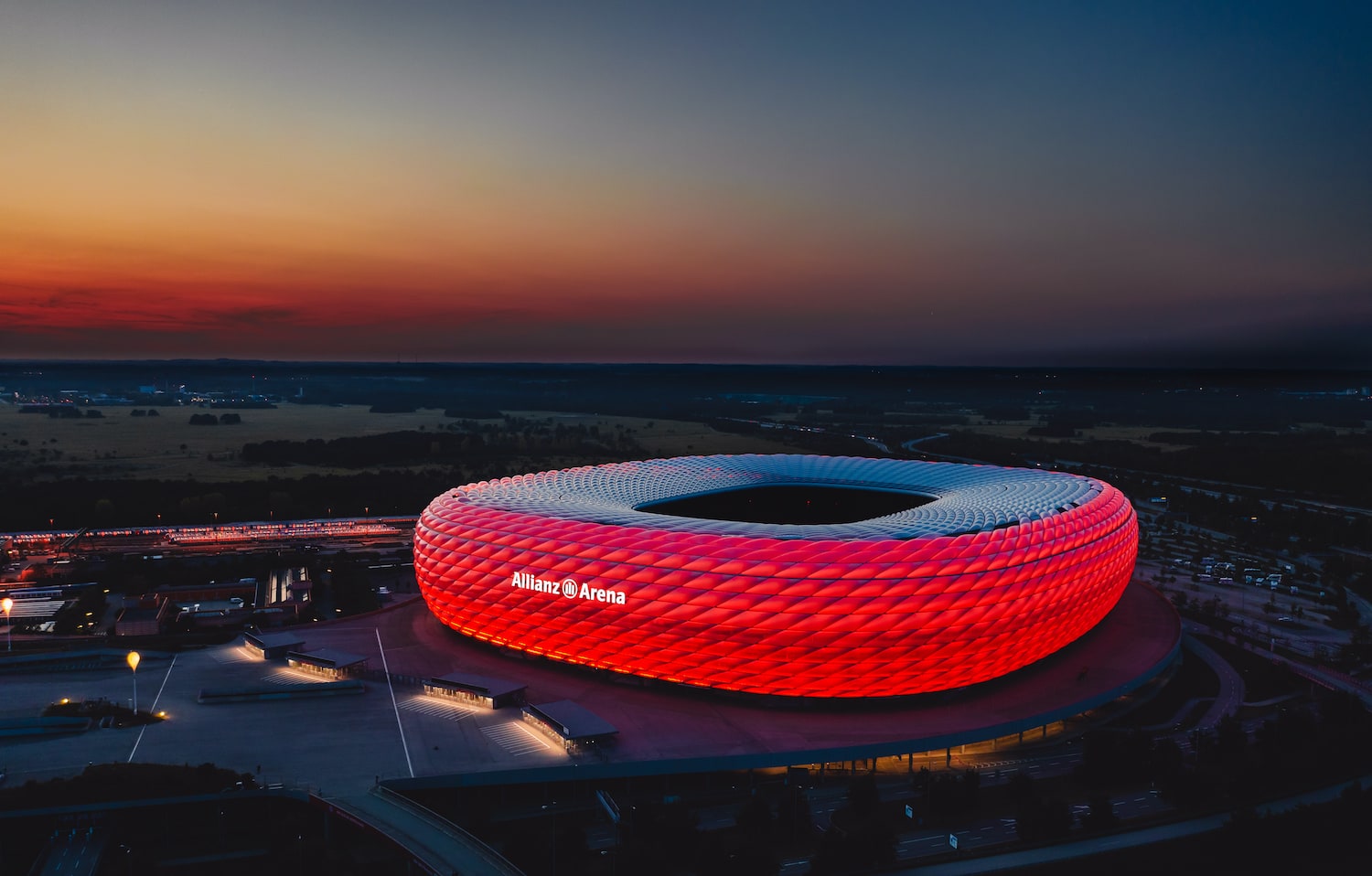 Allianz Arena aus der Vogelperspektive abends
