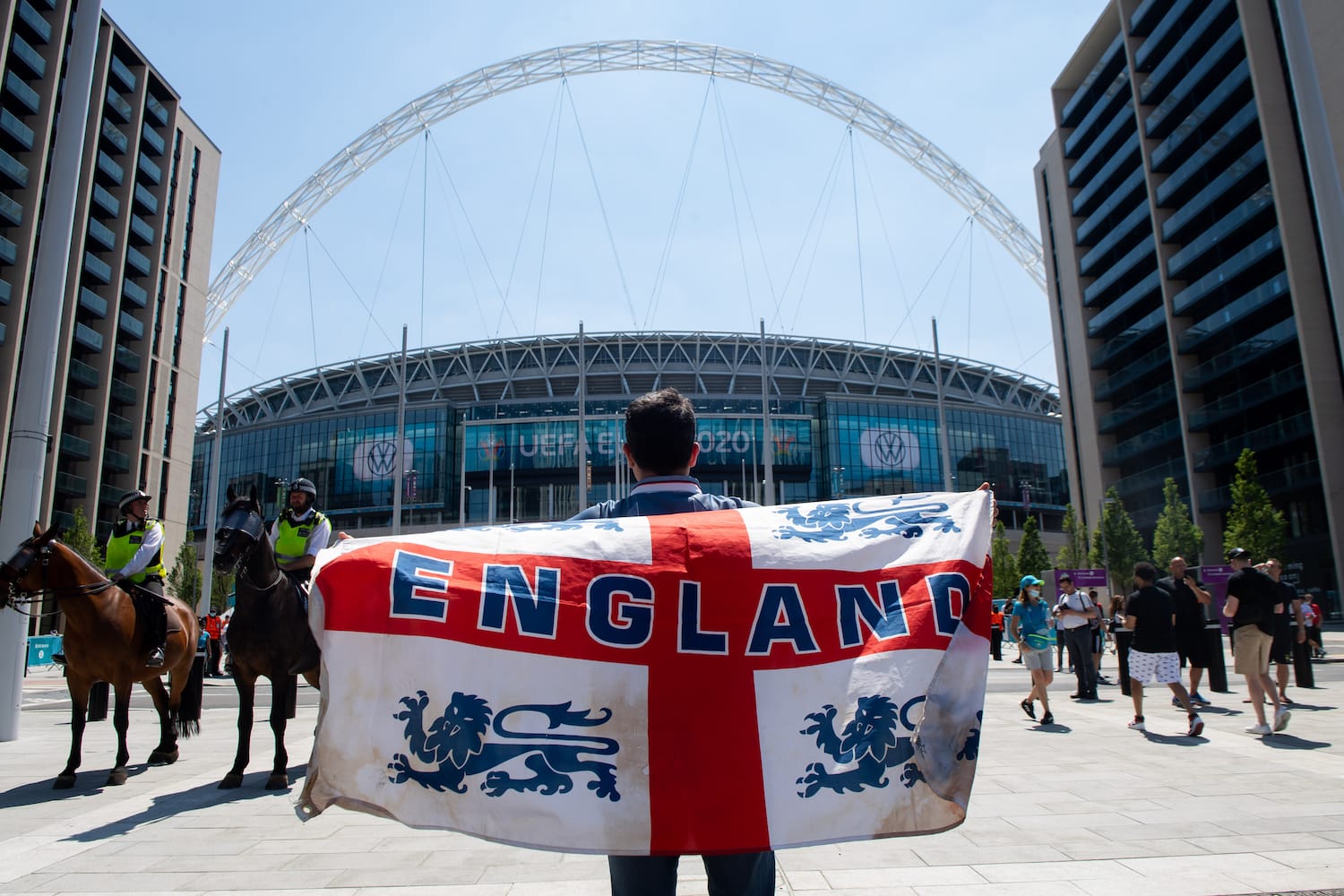 Fan mit Englandflagge vor dem Wembley-Stadion