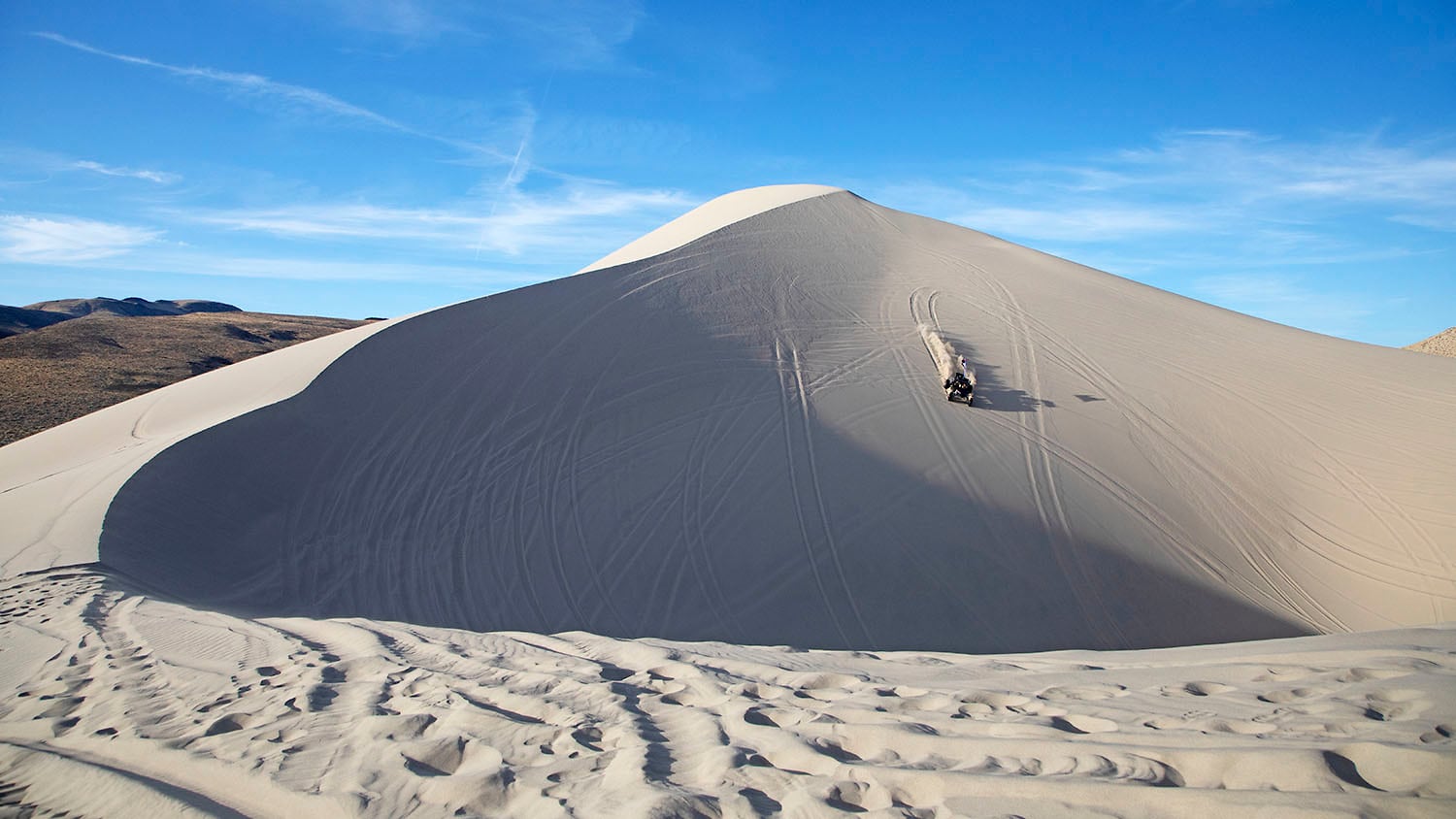 Buggy fährt Düne in Sand Mountain 