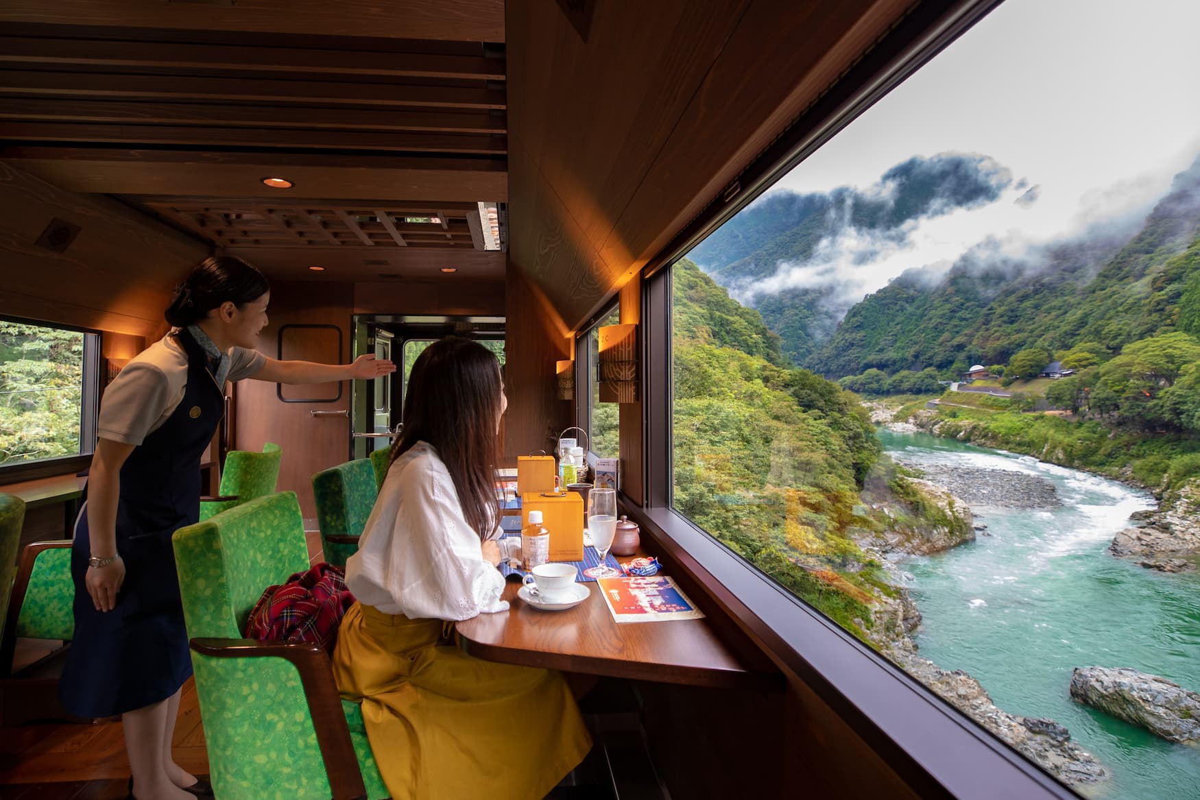 der Shikoku Zug in Setouchi in Japan