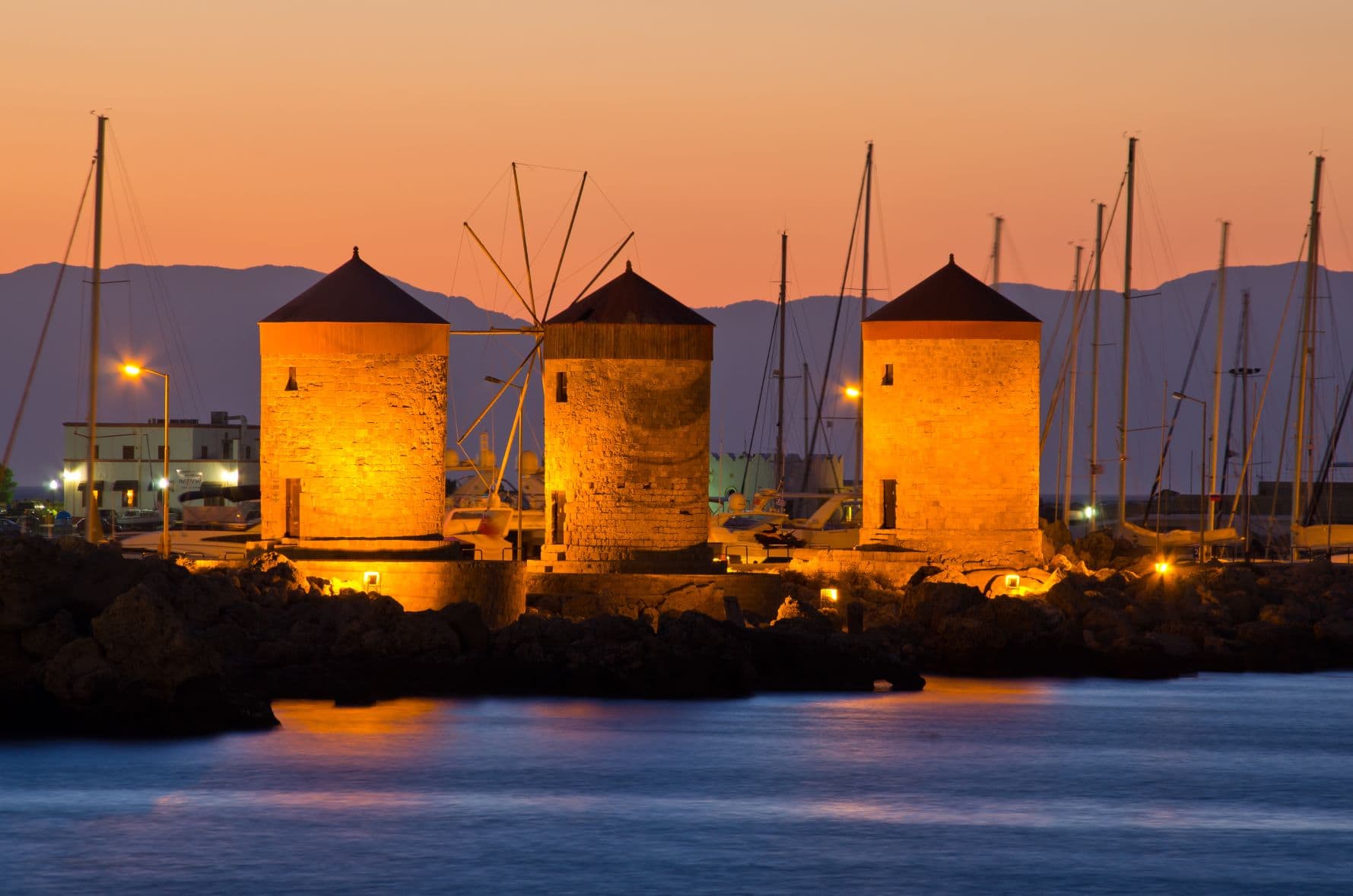 Windmühlen in Rhodos am Hafen 