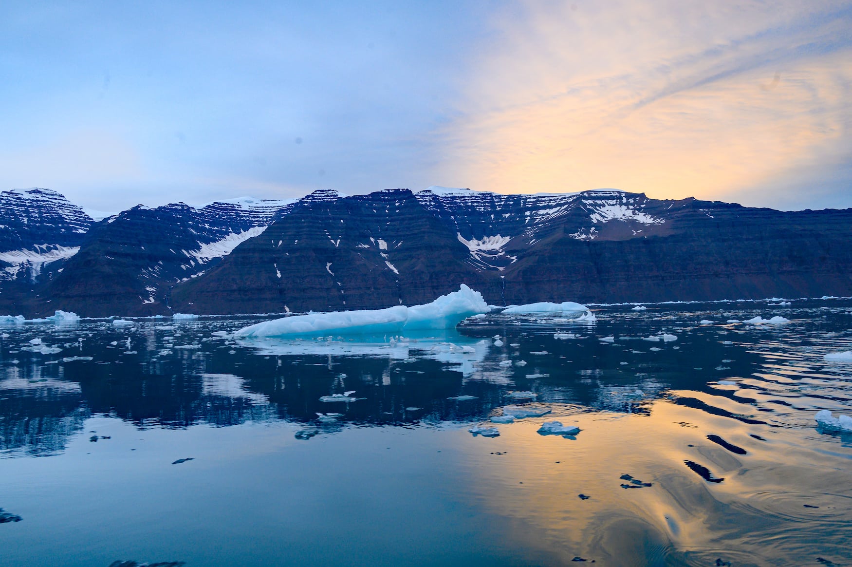 Grönland Kreuzfahrt an Eisschollen vorbei