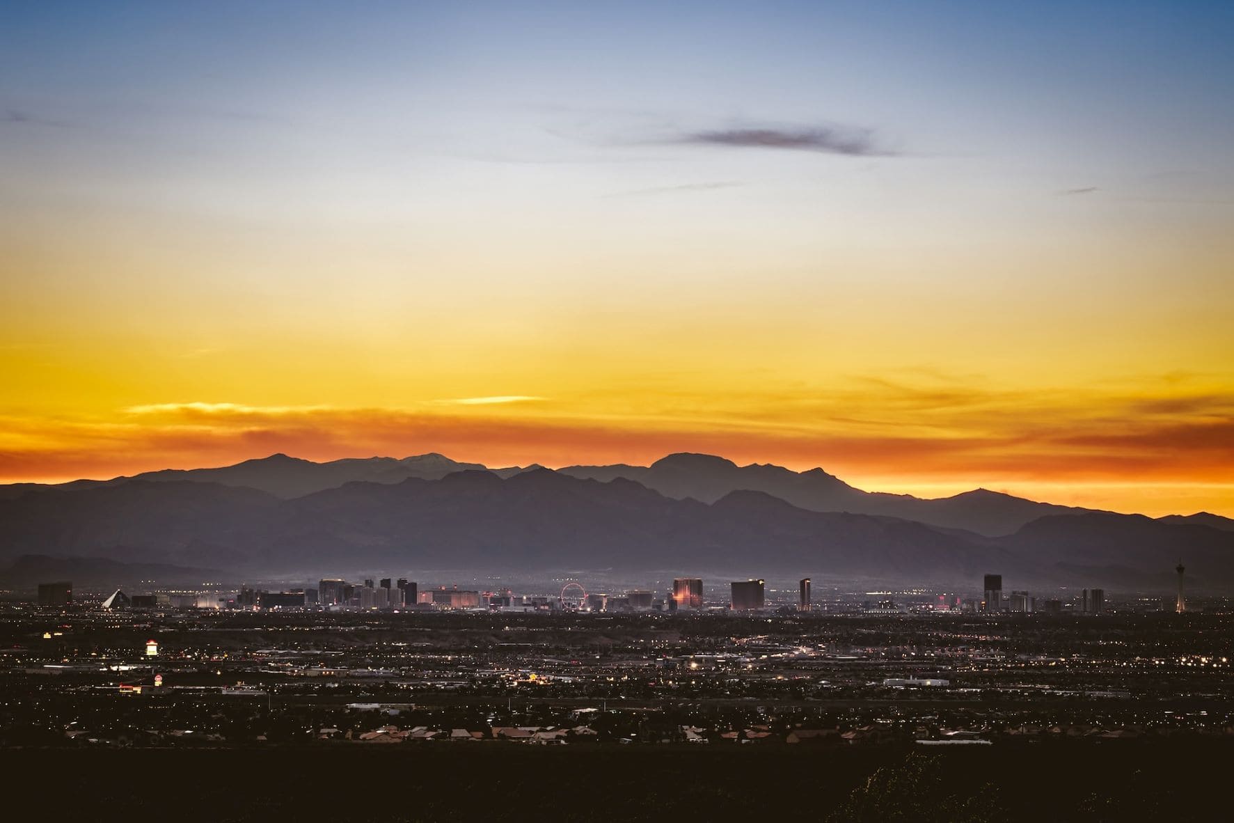 Panoarmablick auf Las Vegas und Berge im Hintergrund 