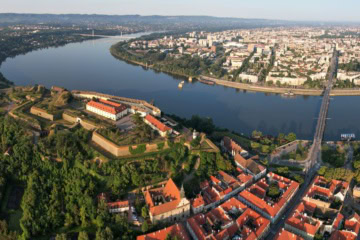 Panoramablick auf die Petrovaradiner Festung, die Donau in Novi Sad