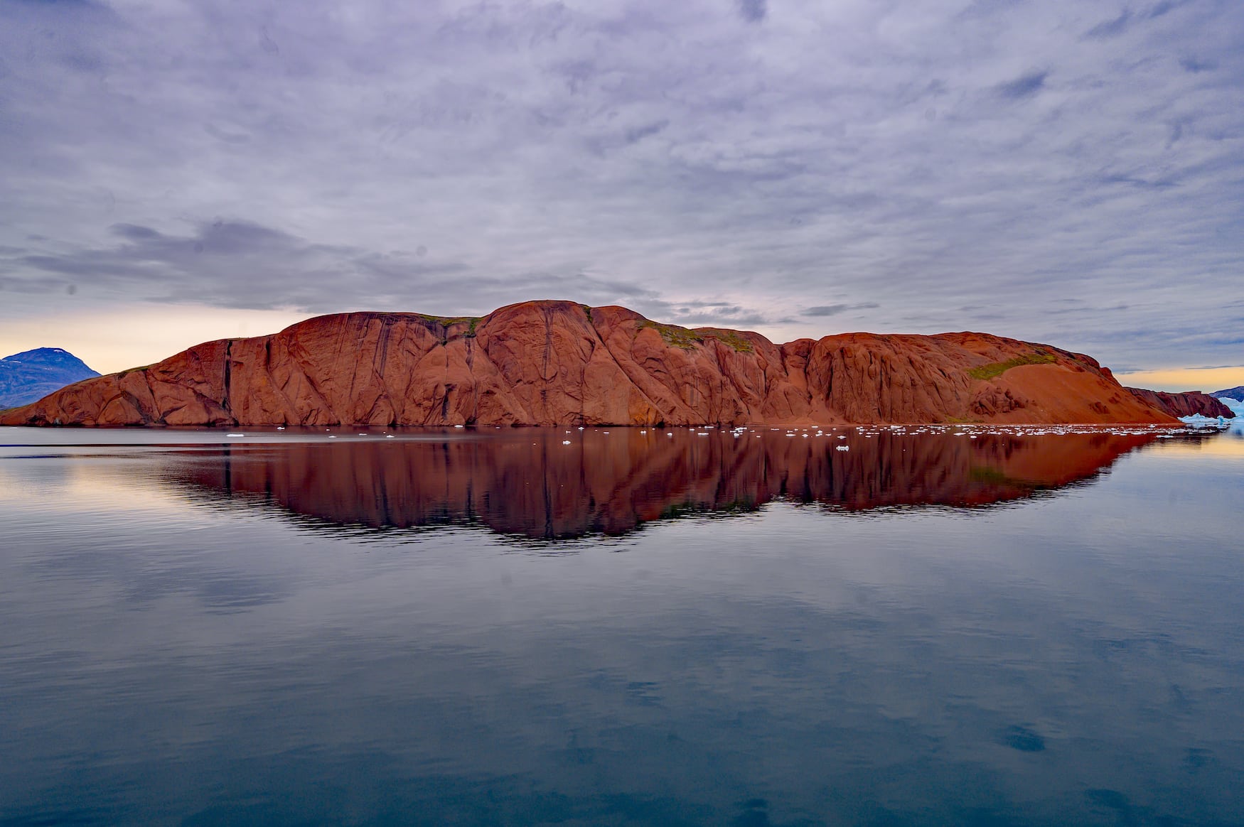 Roter Felsen, fotografiert während einer Grönland Kreuzfahrt