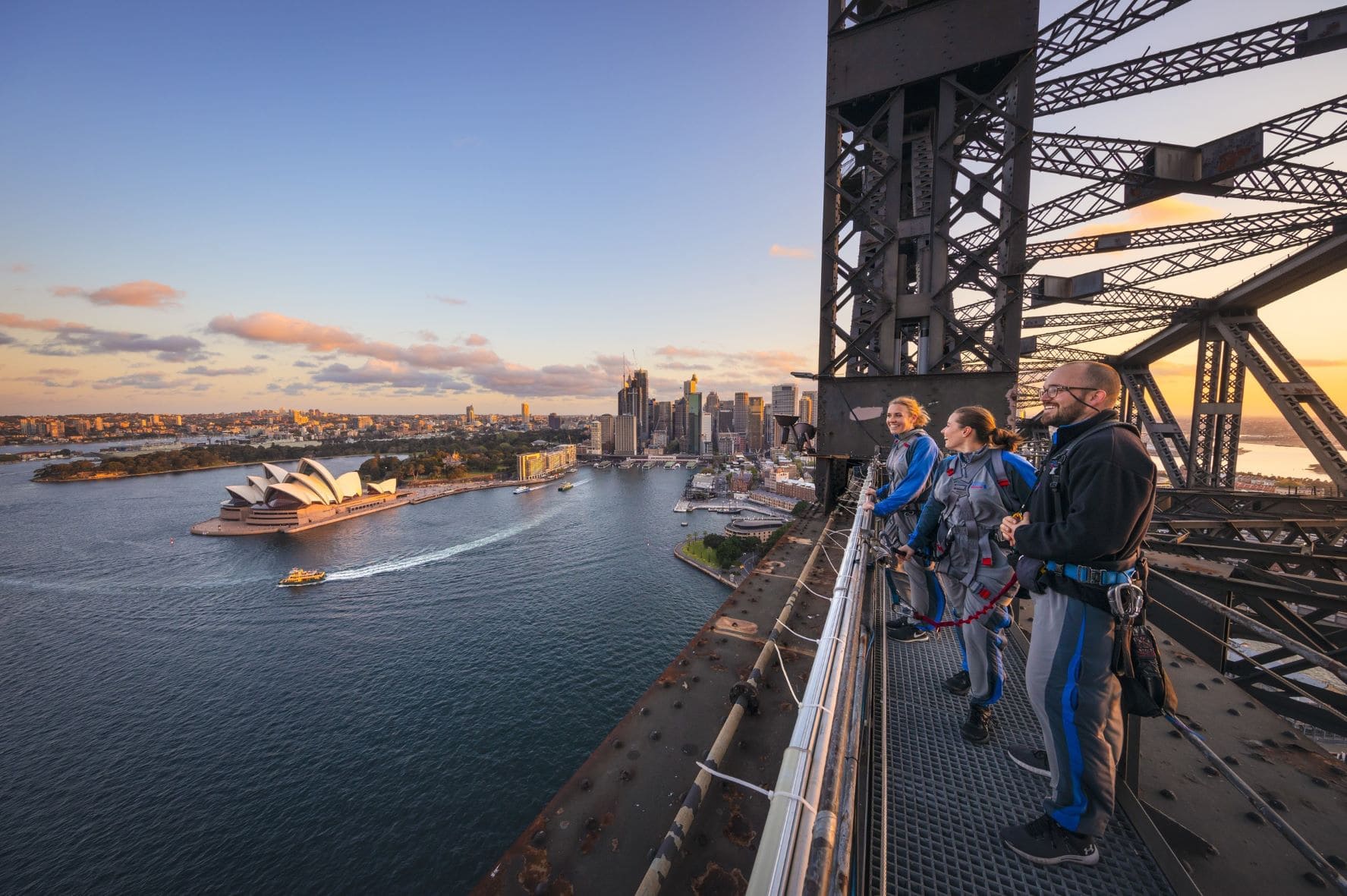 Touristen, die mit Bridge Climb eine Tour auf der Brücke in Sydney unternehmen 