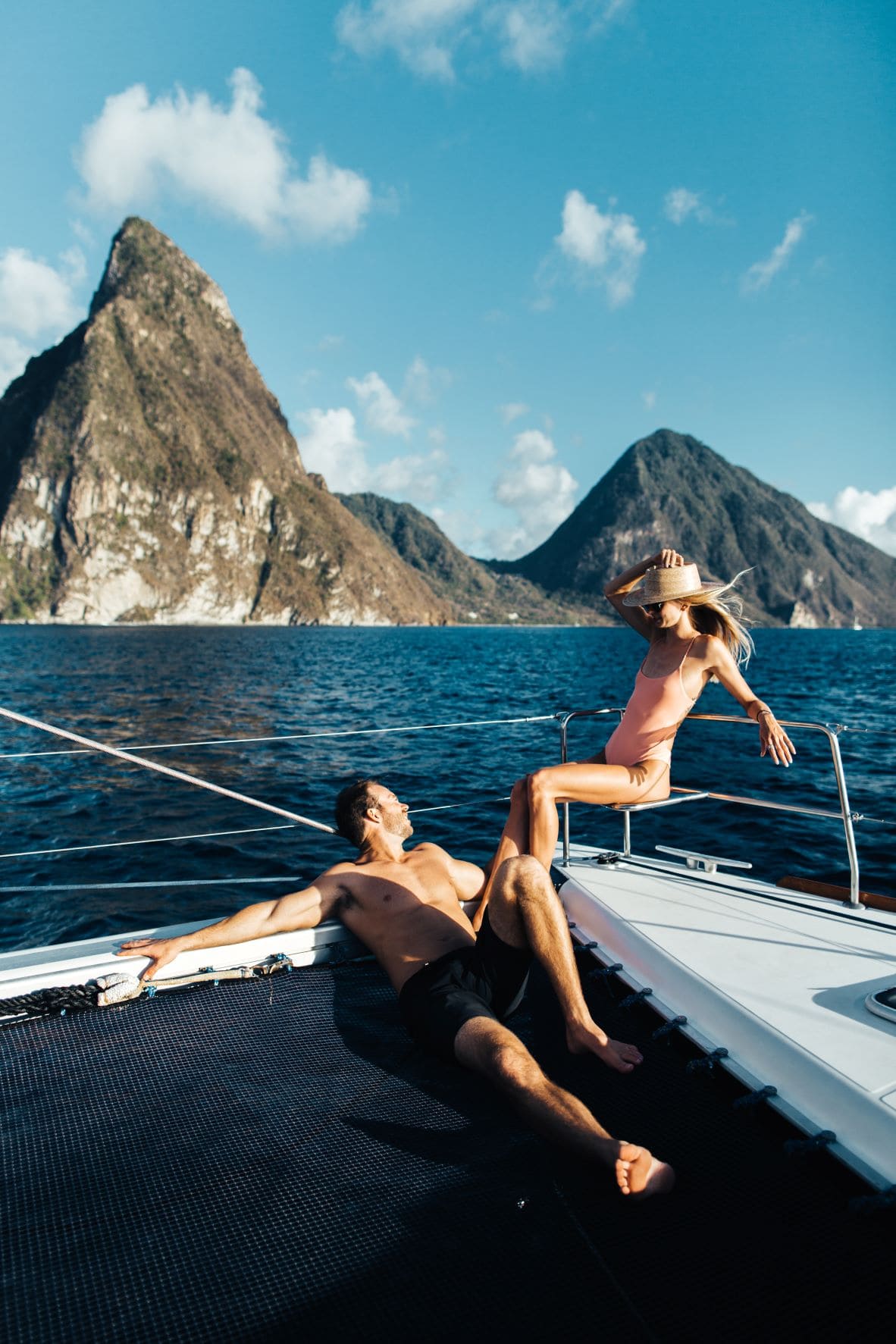 Mann und Frau auf Boot vor Pitons auf St. Lucia 
