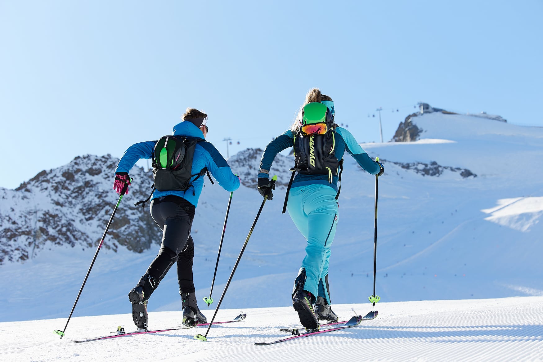 zwei Menschen auf Skiern