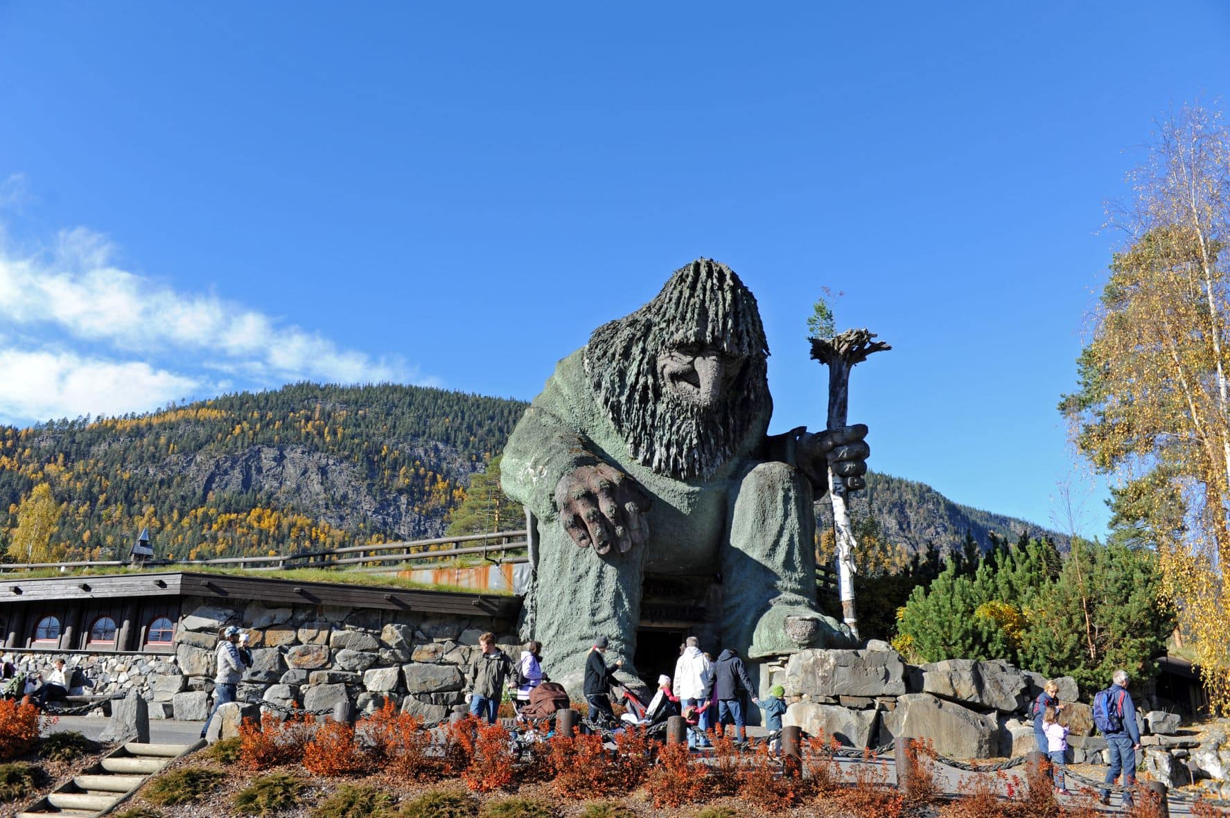 Riesige Troll Steinfigur im Hunderfossen Park Lillehammer