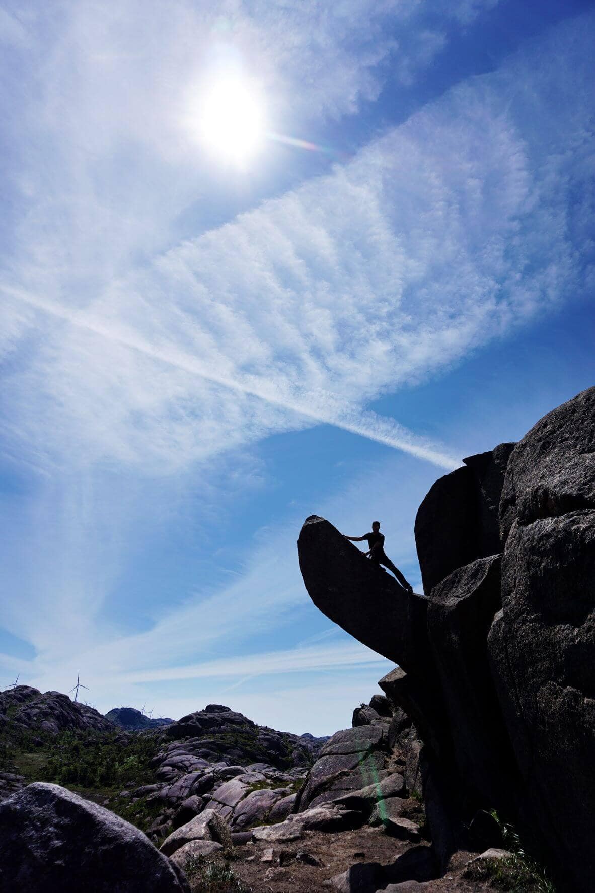 Mann auf Fels in Trollpikken, Norwegen 