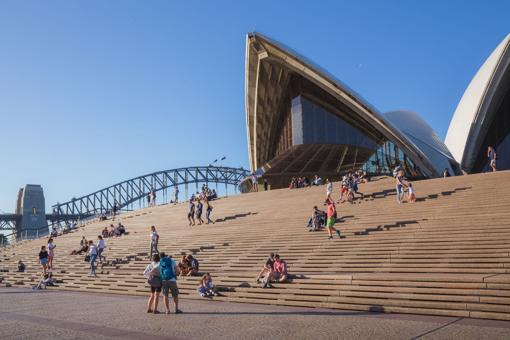 Besucher auf den Treppen des Opera House Sydney 