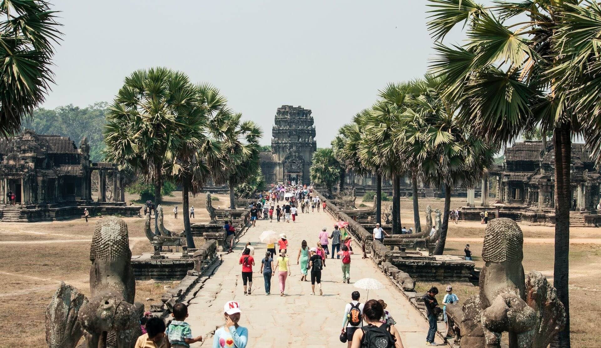 Besucher auf dem Weg zum Angor in Kambodscha 