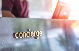 Schriftzug "Concierge" an einem Desk