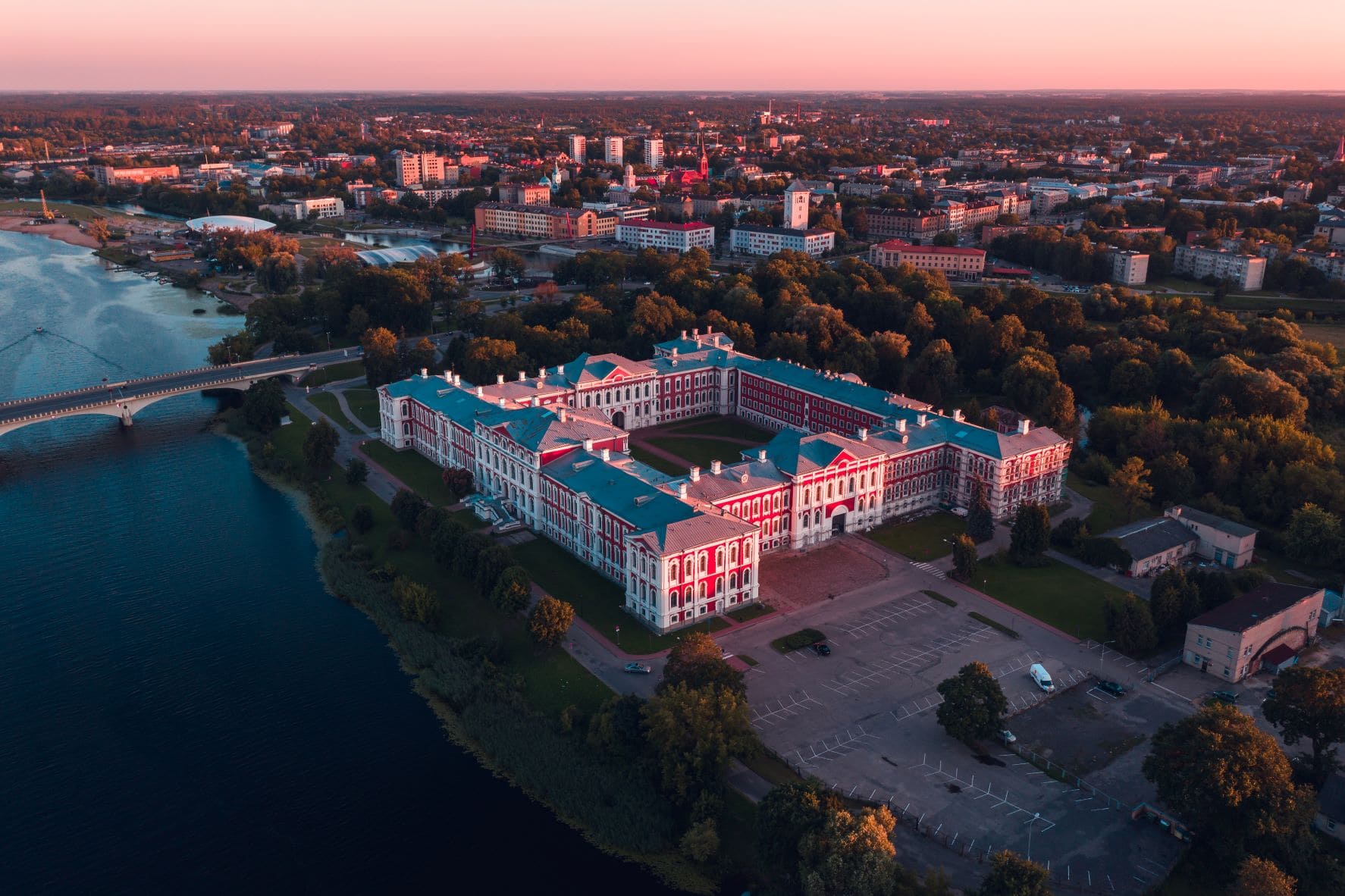 Palast in Jelgava, Lettland, aus Vogelperspektive 