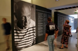 Besucher vor einer Picasso-Infotafel in einem Museum in Barcelona