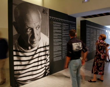 Besucher vor einer Picasso-Infotafel in einem Museum in Barcelona