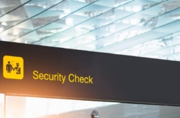Hinweisschild am Flughafen: Security Check