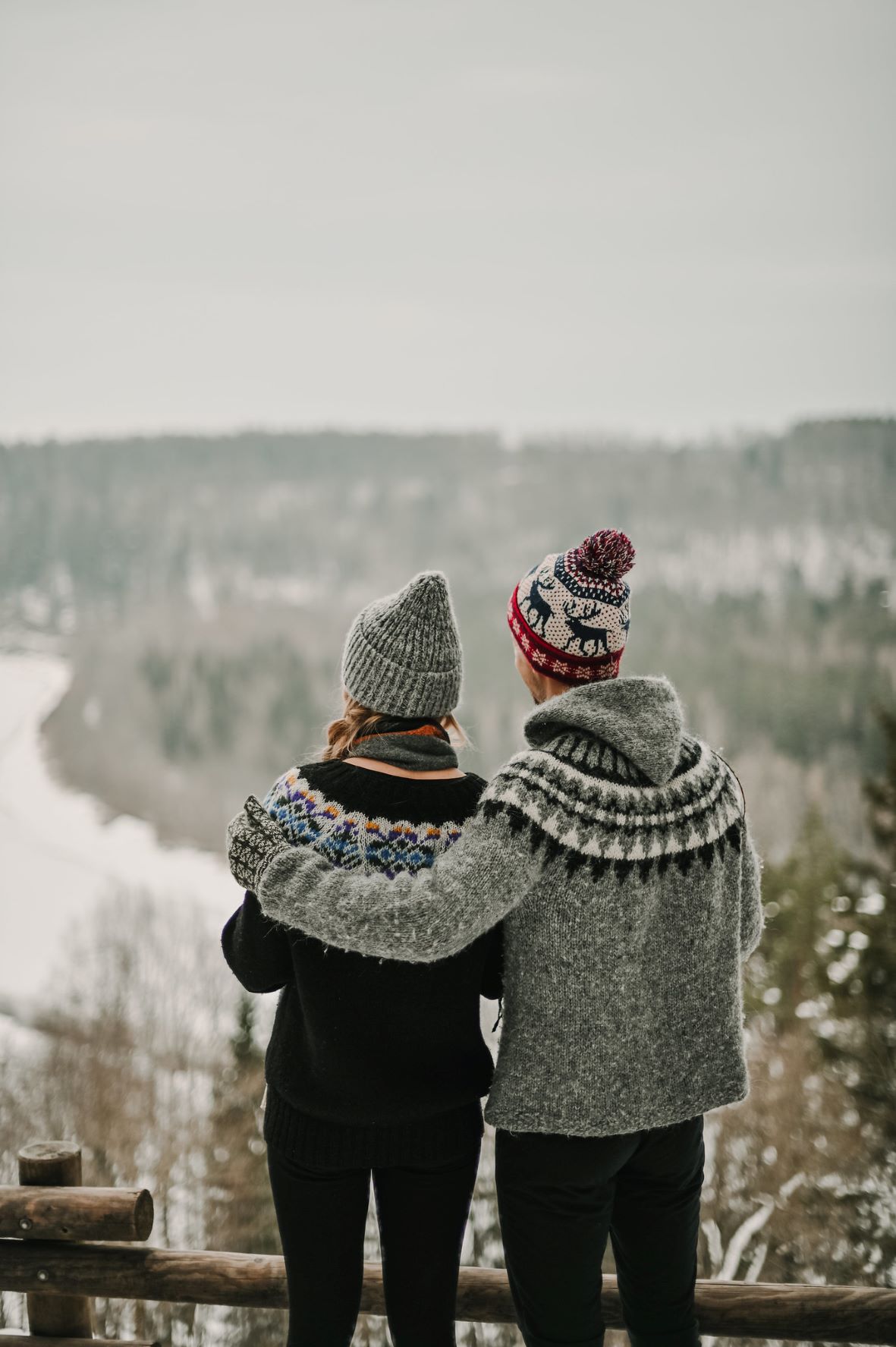 Paar betrachtet Winterlandschaft in Sigulda, Lettland 
