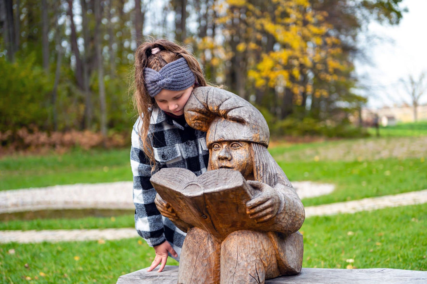Junges Mädchen im Tervete Nationalpark in Lettland 