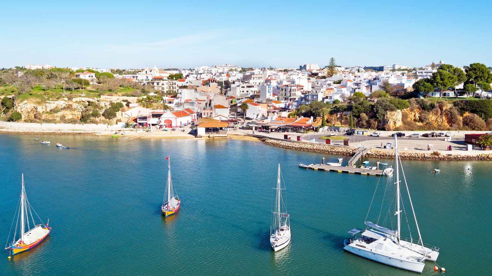 Panoramablick auf Alvor in Portugal 