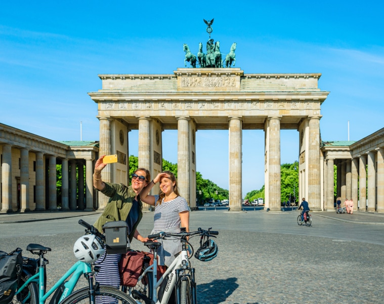 Annette und Tochter Franzi am Startpunkt in Berlin. Ab dem Brandenburger Tor geht es auf den Fernradweg von Berlin nach Kopenhagen.