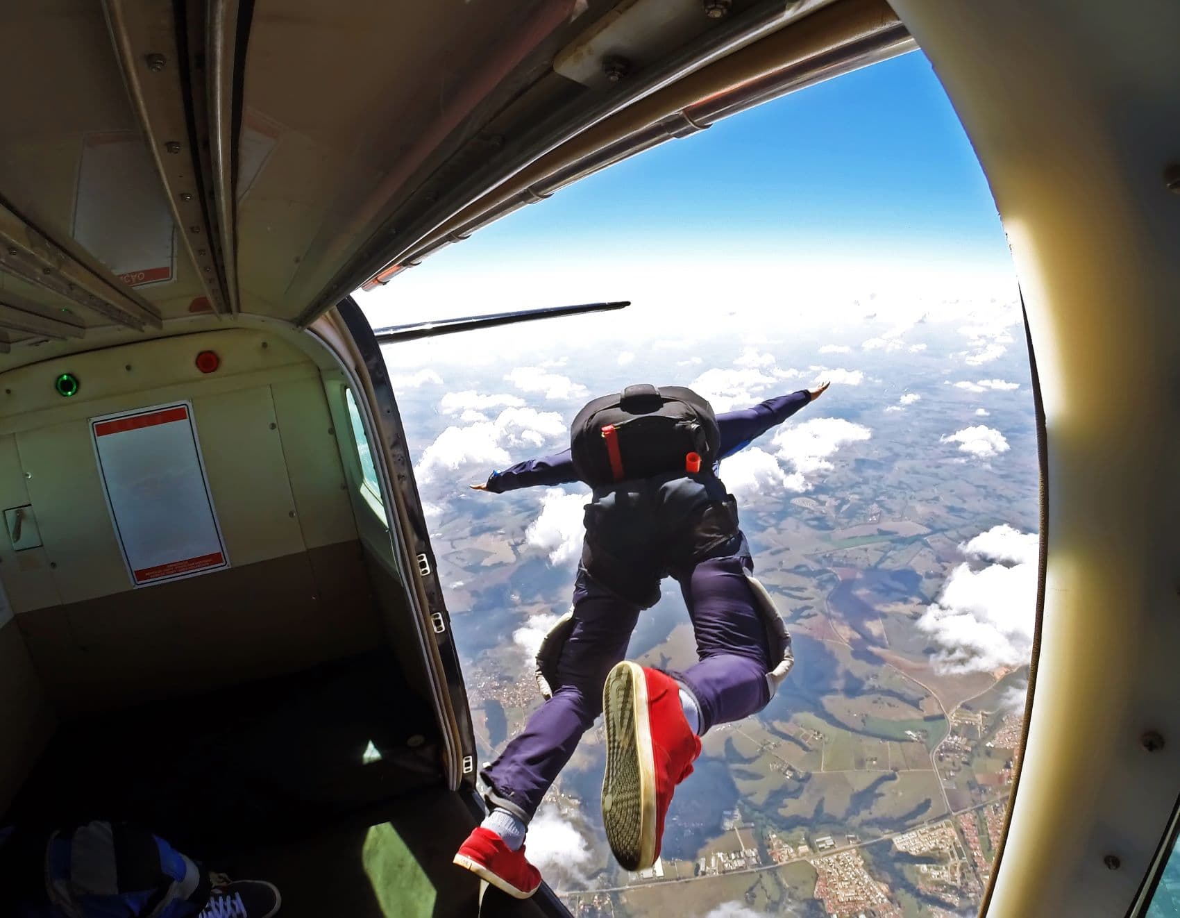 Fallschirmspringer springt aus Flugzeug 