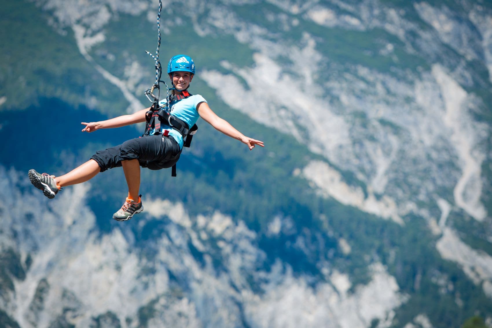 Frau an Giant Swing in Alpen 