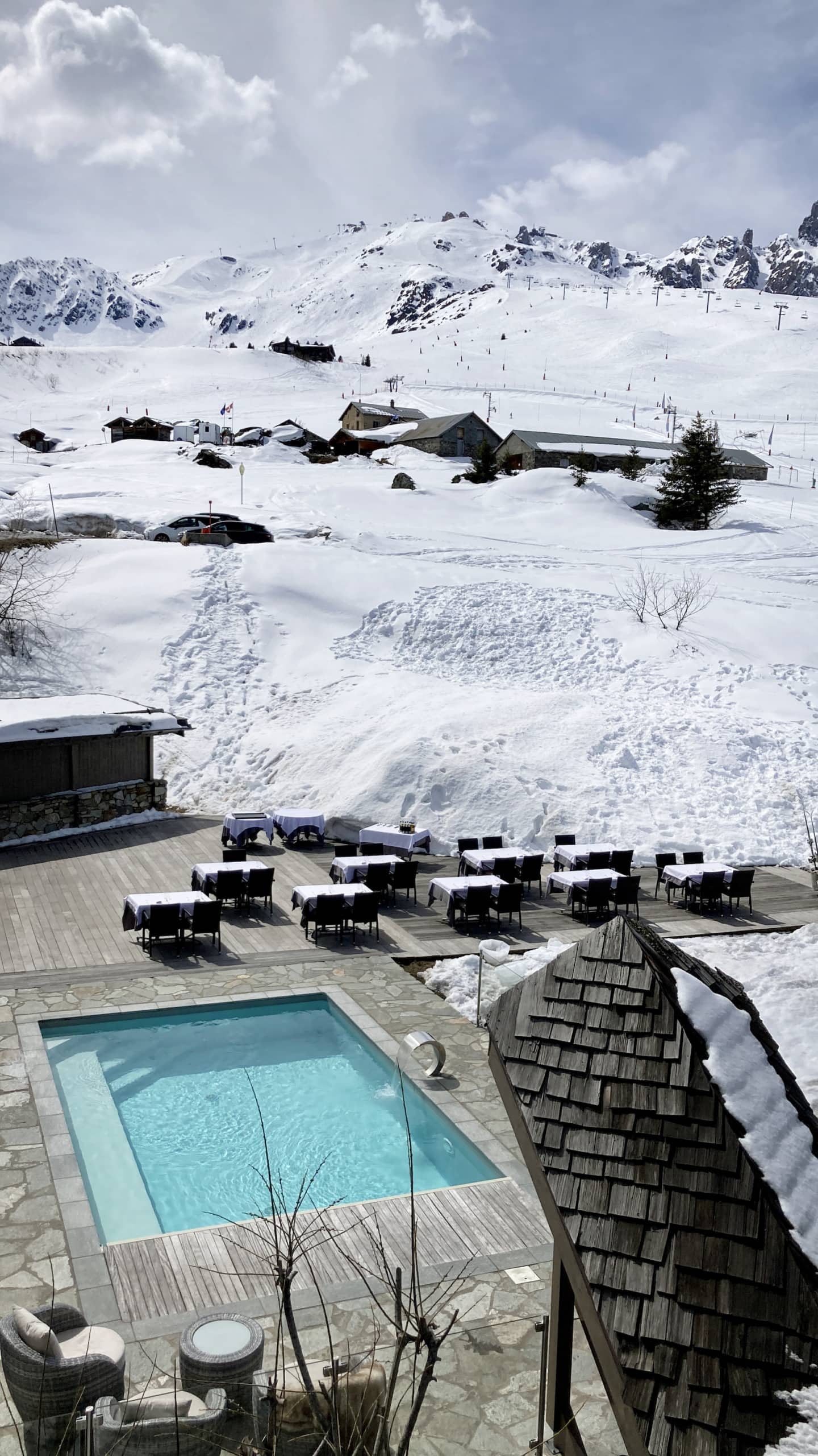 Pool im Hotel Annapurna im Skigebiet Le Trois Vallees