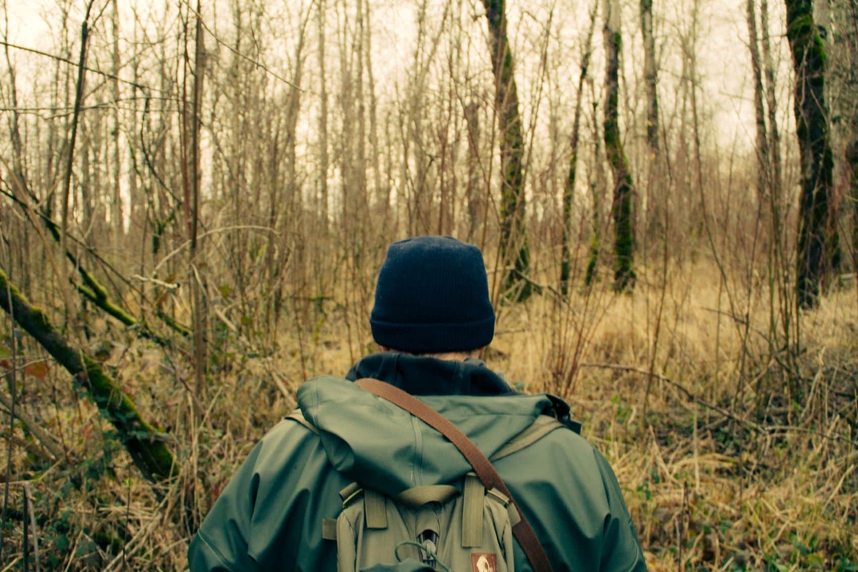 Mann allein mit Rucksack im Wald