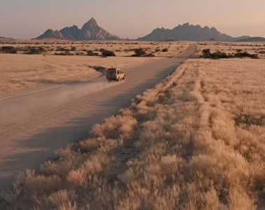 Jeep fährt über Landstraße in Namibia
