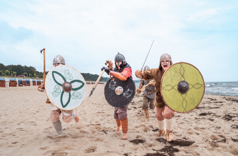 Im Sommer wird der Kurplatz und der Nordstrand des Ostseebads Göhren zum Schauplatz für Wikinger.