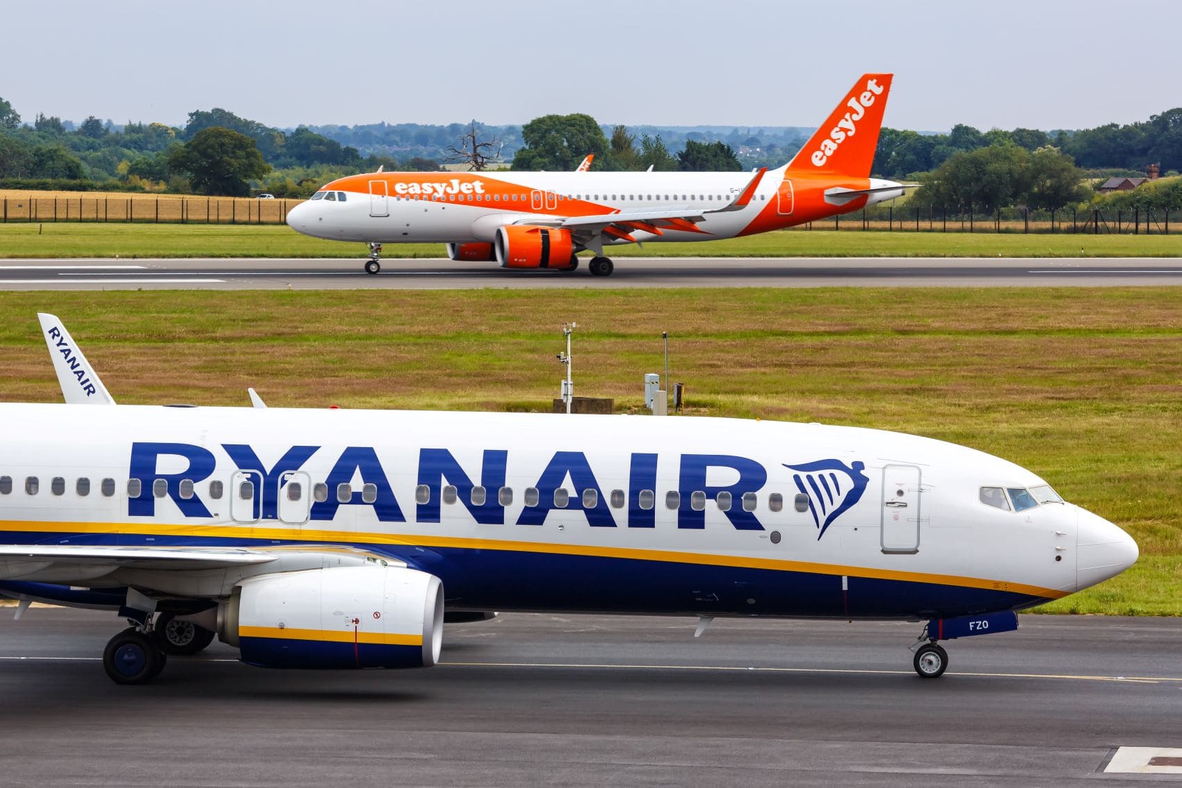 Flugzeuge von Ryanair und Easyjet auf Rollbahn 
