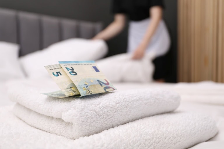 Trinkgeld im Hotel: Wie viel für Housekeeping, Concierge und Kofferträger?