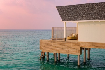 Villa und Meer im Amari Raaya Maldives