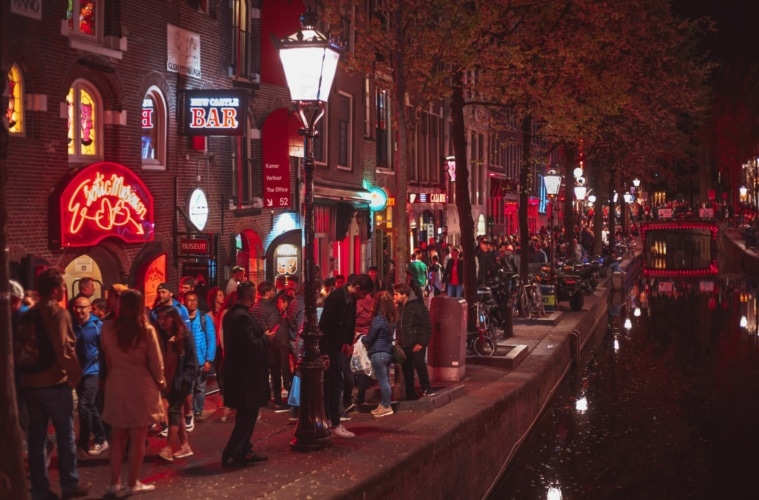 Menschen im Rotlichtbezirk in Amsterdam