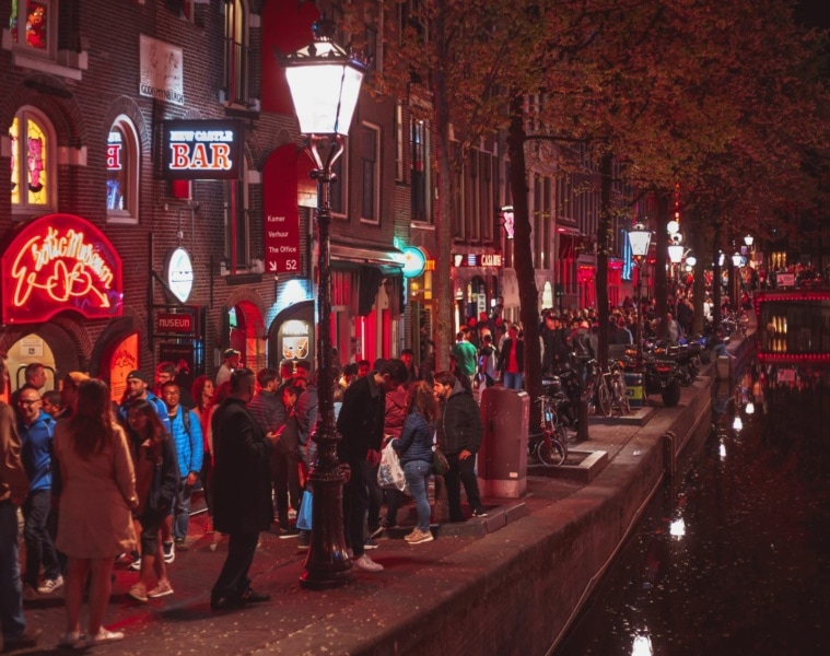 Menschen im Rotlichtbezirk in Amsterdam
