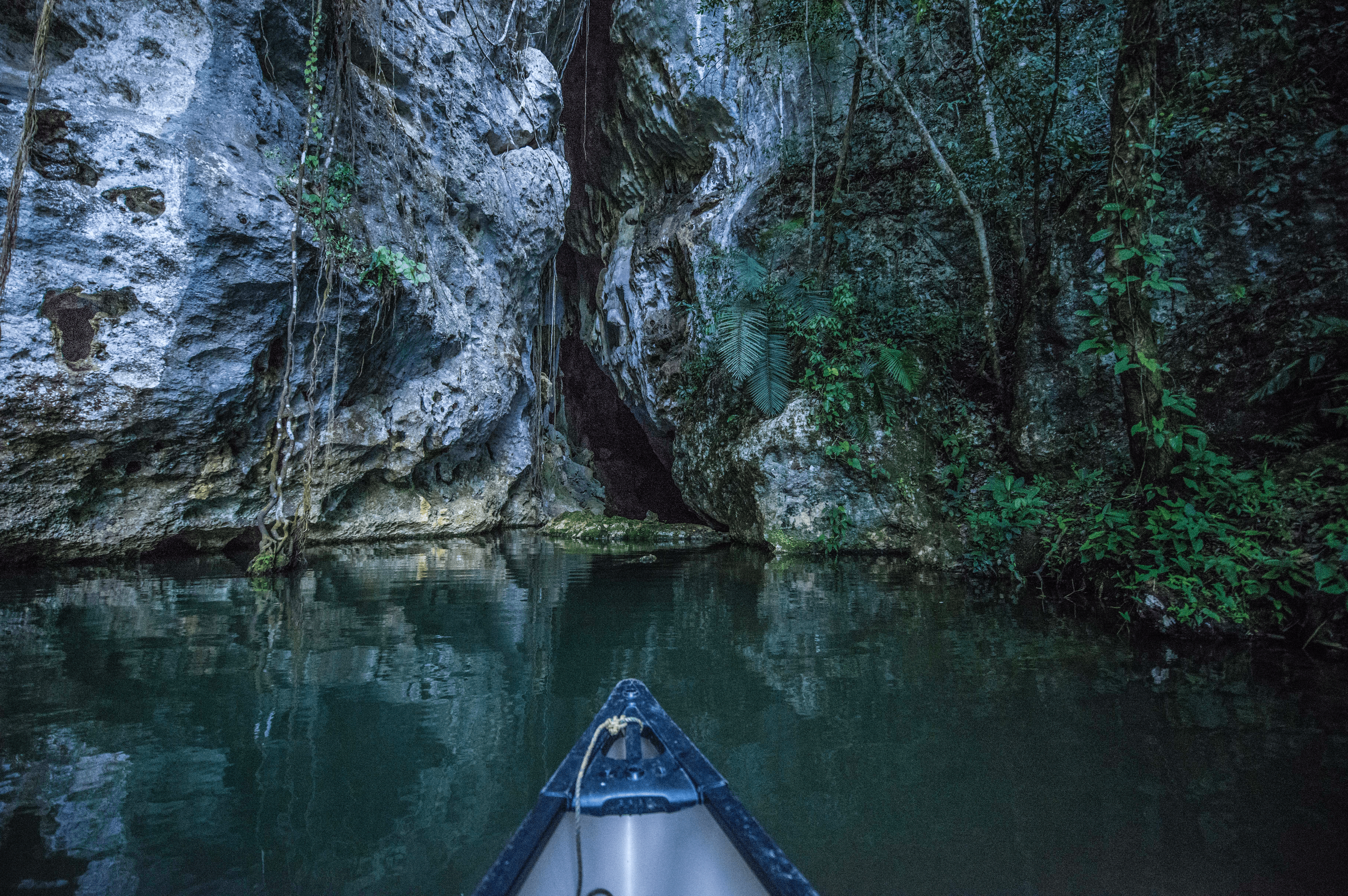 mit dem Kanu zur Barton Creek Cave