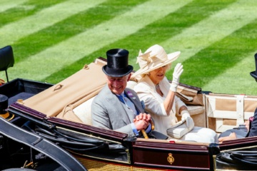 König Charles III und Gattin Camilla in einer Kutsche